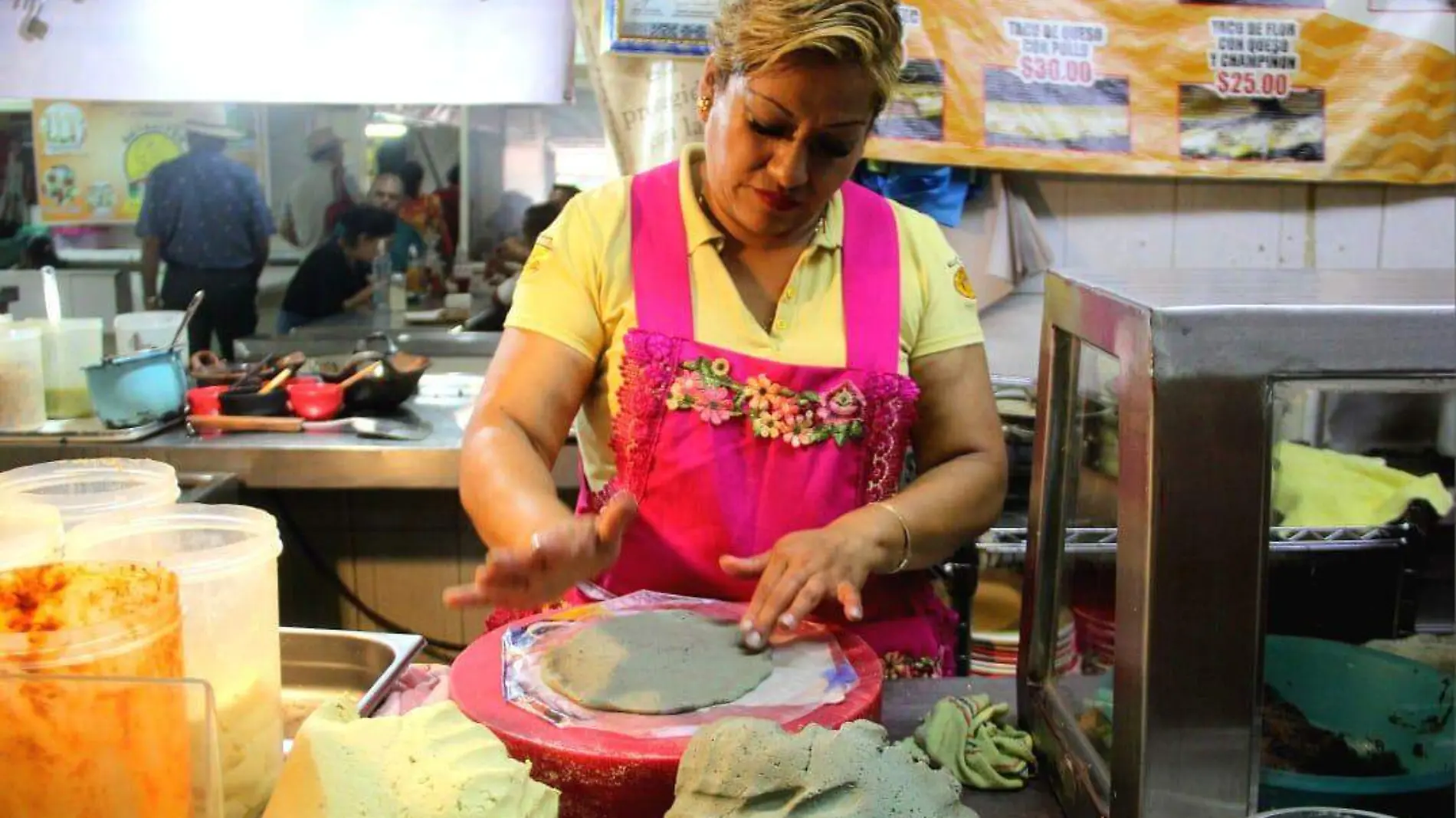 Eva Mora haciendo antojitos en el mercado